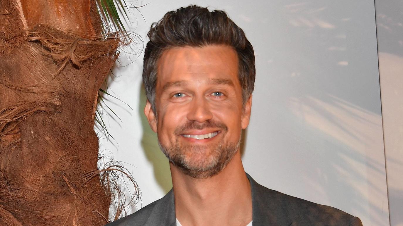 Wayne Carpendale zieht blank und entblößt seinen heißen Beach Body Wayne Carpendale