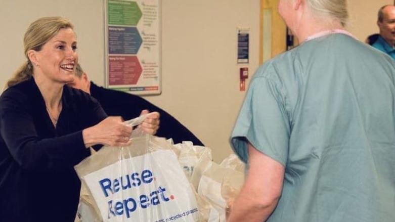 Coronavirus-Gute-Nachrichten-Ticker: Mädchen mit dem Perlenohrring trägt anno 2020 Mundschutz - für einen guten Zweck Gräfin Sophie von Wessex arbeitet in der Küche für einen guten Zweck