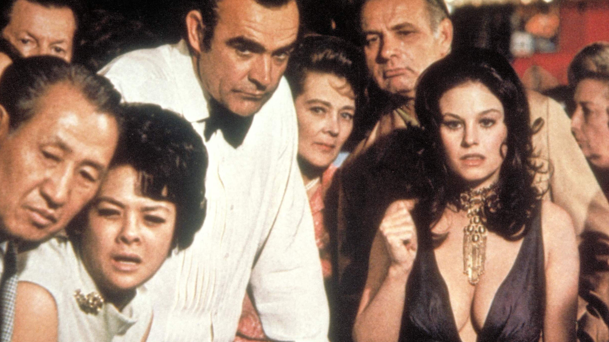 James Bond: Von Pussy bis Kissy - die anzüglichen Namen der ersten Bond-Girls Geheimagent James Bond 007 (Sean Connery) und Plenty O'Toole (Lana Wood). Kinostart: 14.12.1971