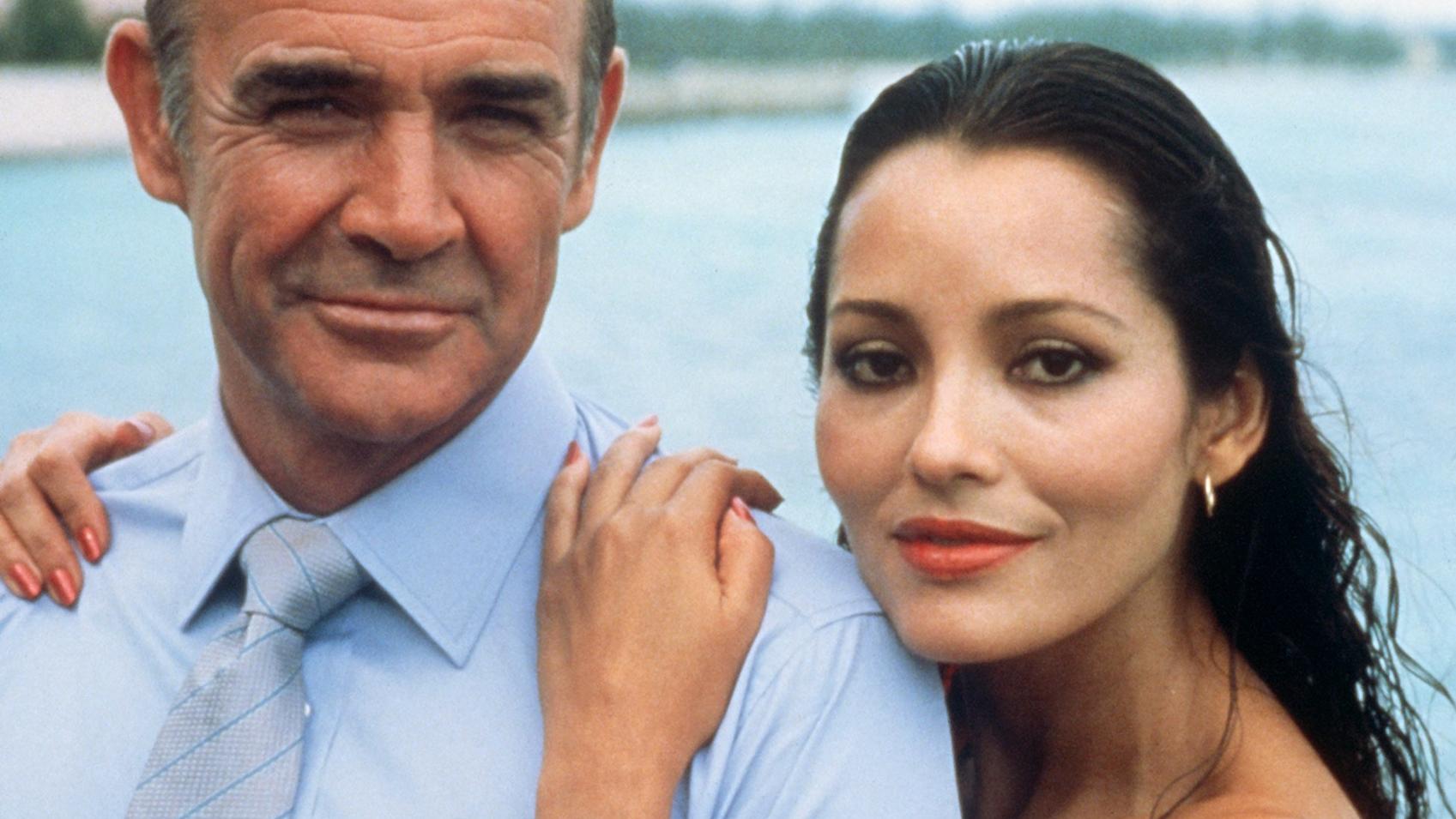 Von "Pussy" bis "Kissy": Die anzüglichen Namen der ersten Bond-Girls Sean Connery als Agent 007 James Bond mit seiner Filmpartnerin Barbara Carrera während der Dreharbeiten zu "Sag niemals nie" 1983. Der Bond-Darsteller Connery, von Roger Moore abgelöst, wollte eigentlich nicht mehr in die Rolle des Agenten seiner Maj