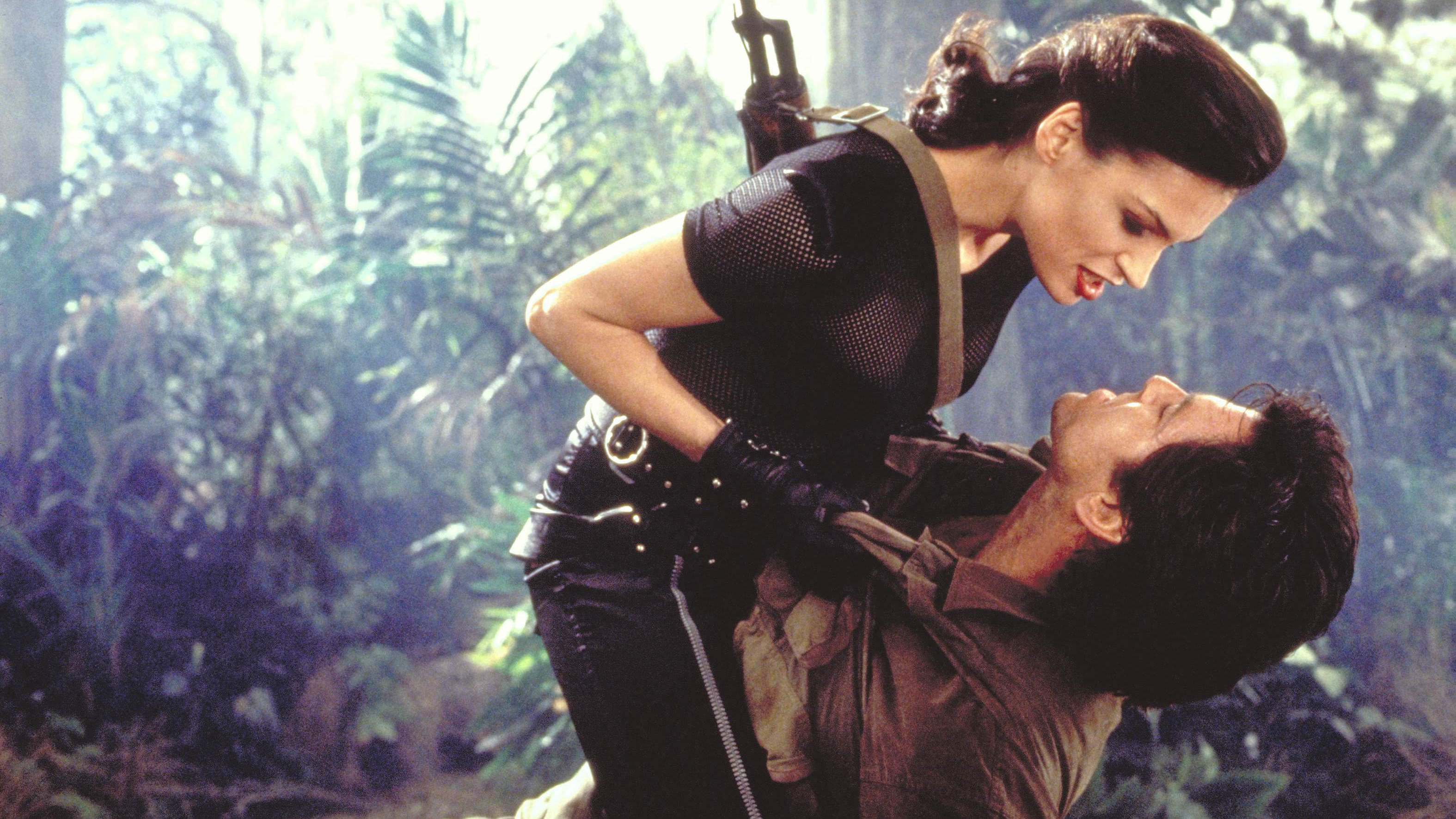 Von "Pussy" bis "Kissy": Die anzüglichen Namen der ersten Bond-Girls Xenia Onatopp (Famke Janssen, li.) und Geheimagent James Bond 007 (Pierce Brosnan) . Kinostart: 28.12.1995