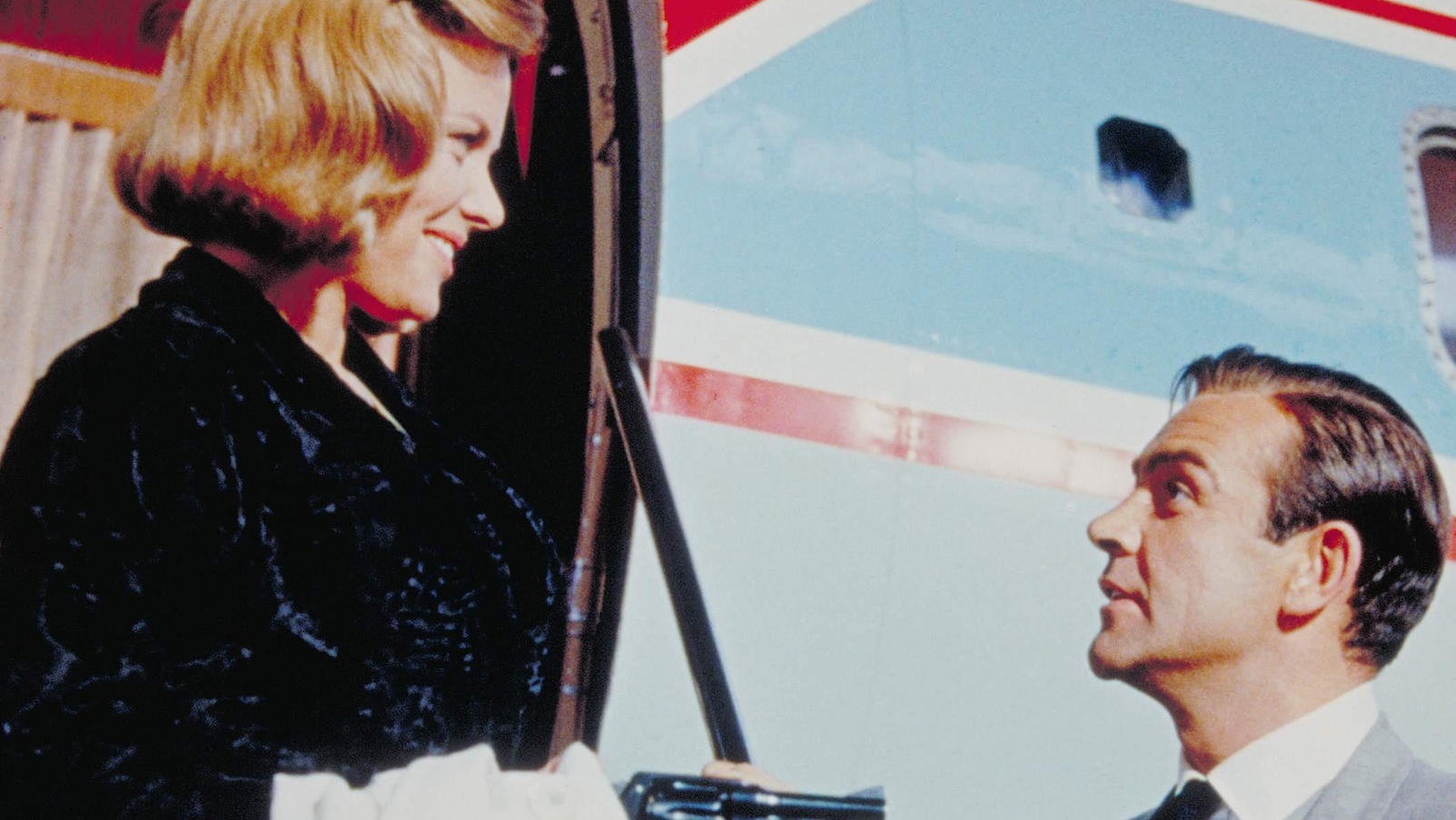 Von "Pussy" bis "Kissy": Die anzüglichen Namen der ersten Bond-Girls Pussy Galore (Honor Blackman, li.) und Geheimagent James Bond 007 (Sean Connery, re). Kinostart: 14.01.1965