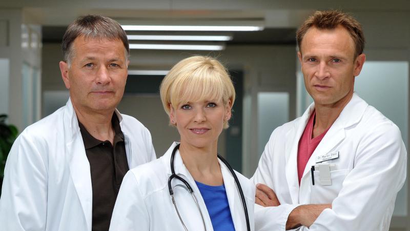 „In aller Freundschaft"-Star Andrea Kathrin Loewig: Polizeieinsatz bei der Hochzeit Andrea Kathrin Loewig mit ihren Schauspielkollegen am Set von "In aller Freundschaft".