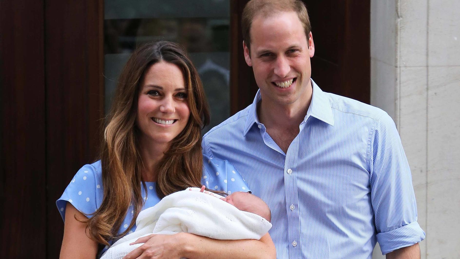 Prinz George: So sollte der Sohn von Kate & William eigentlich heißen Herzogin Kate und Prinz William mit ihrem erstgeborenen Sohn George kurz nach seiner Geburt im Juli 2013