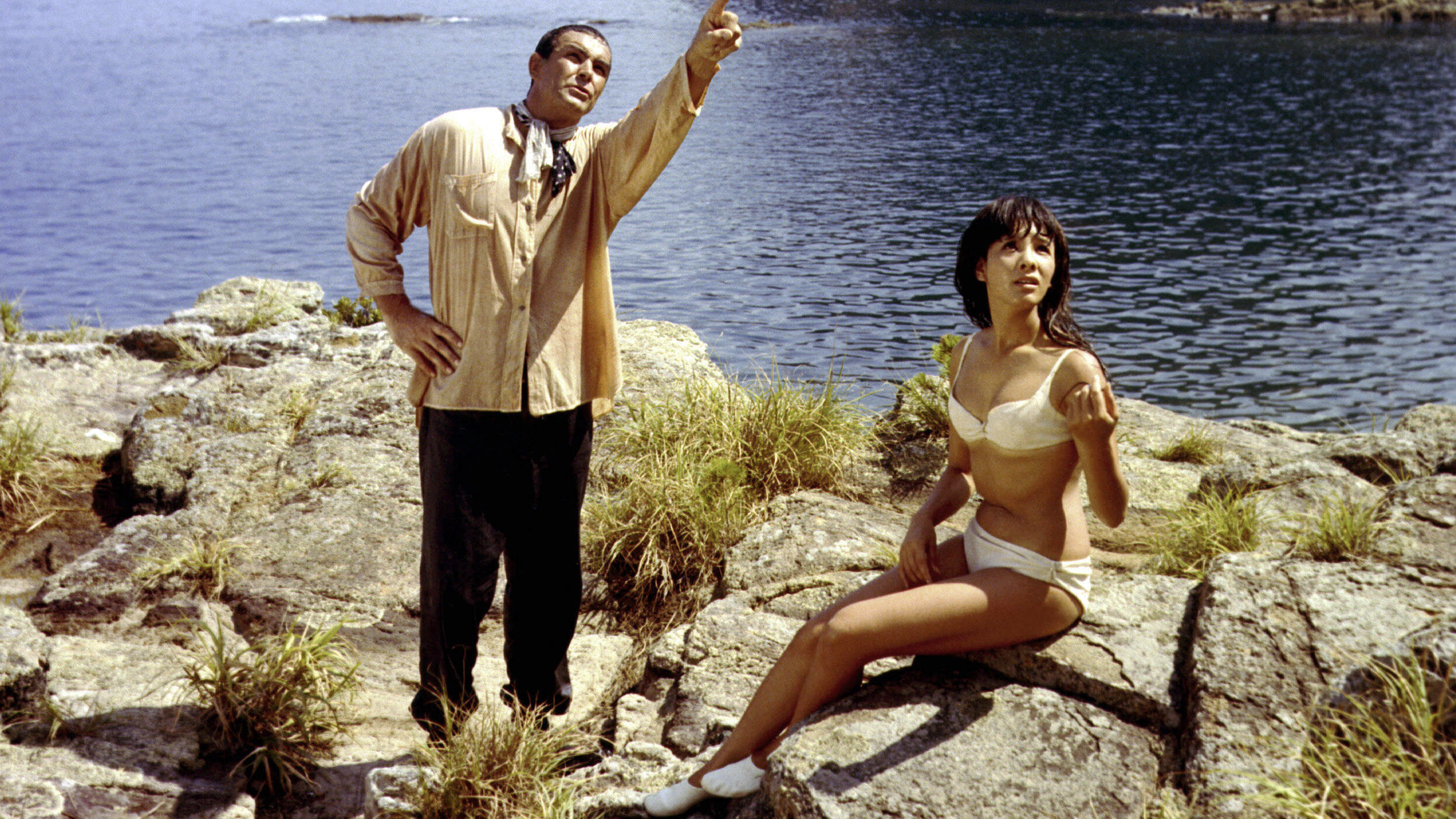 Filmfehler in James-Bond-Streifen: Wandernde Narben und andere Wunder Diese weißen Schuhe zaubert sich Kissy Suzuki unter Wasser aus dem Nichts an die Füße