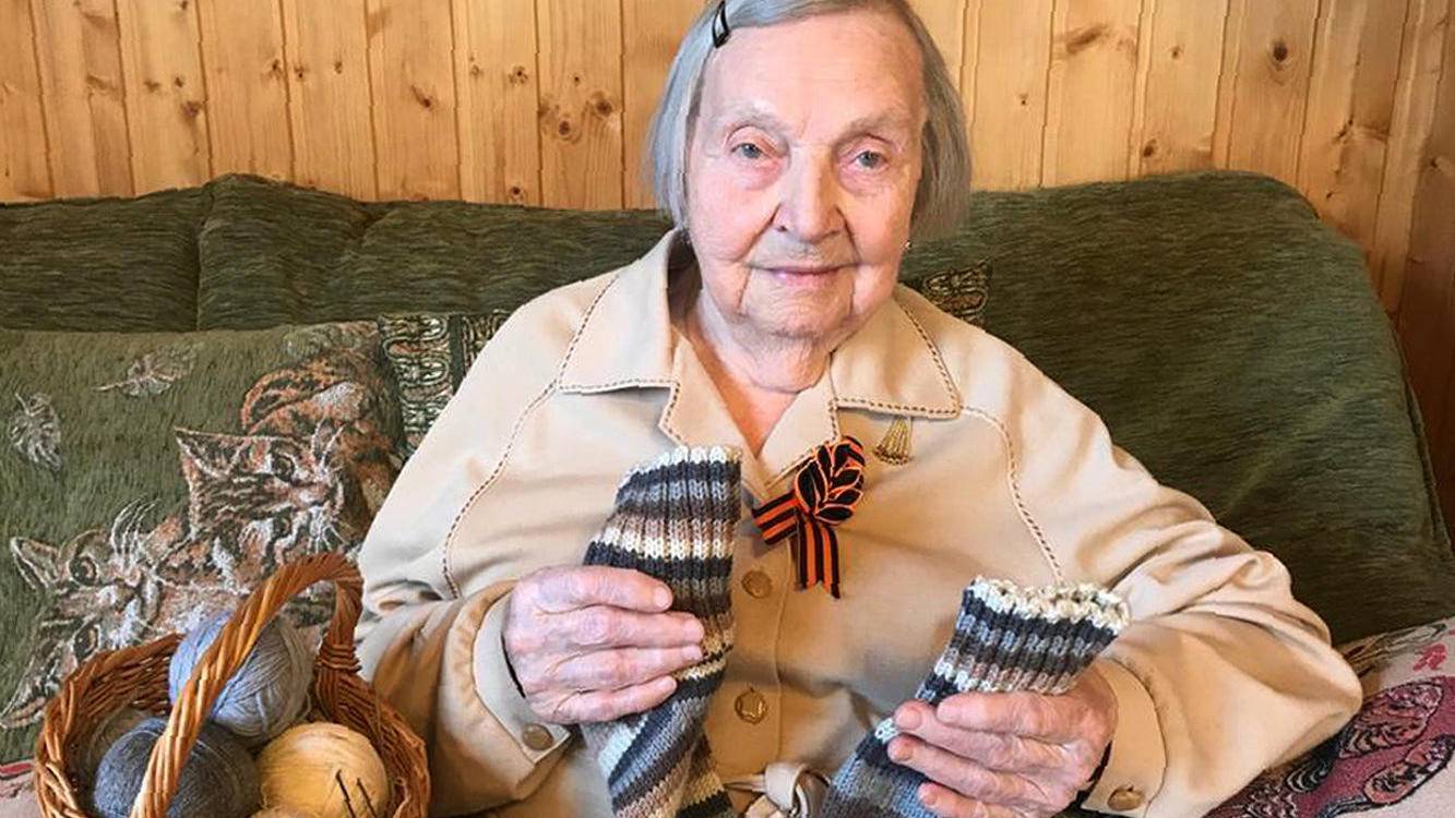 Coronavirus-Gute-Nachrichten-Ticker: Mädchen mit dem Perlenohrring trägt anno 2020 Mundschutz - für einen guten Zweck Die russische Veteranin Zinaida Korneva (97) hat Socken für Colonel Tom Moore gestrickt.