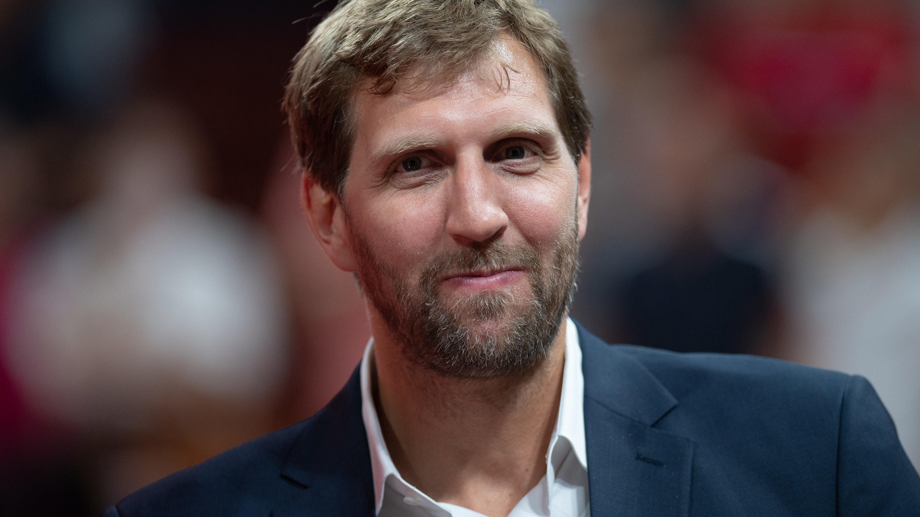 Coronavirus-Gute-Nachrichten-Ticker: Mädchen mit dem Perlenohrring trägt anno 2020 Mundschutz - für einen guten Zweck Dirk Nowitzki, ehemaliger Basketballspieler und WM-Botschafter