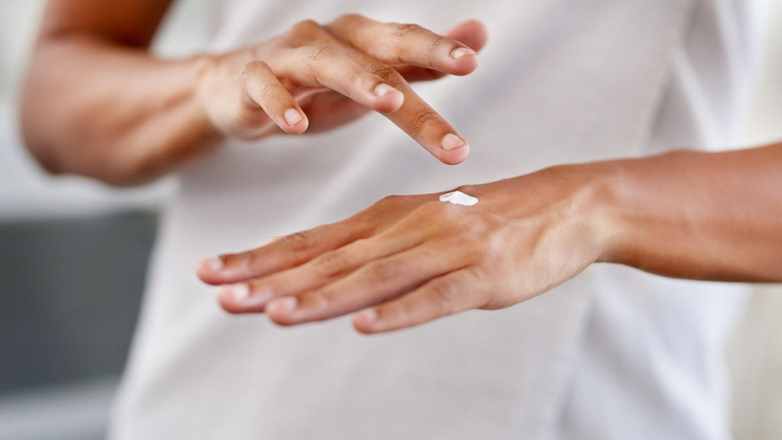 Künstliche Fingernägel entfernt? So geht Pflege nach Acryl, Shellac und Gel Frau pflegt ihre Hände mit Creme