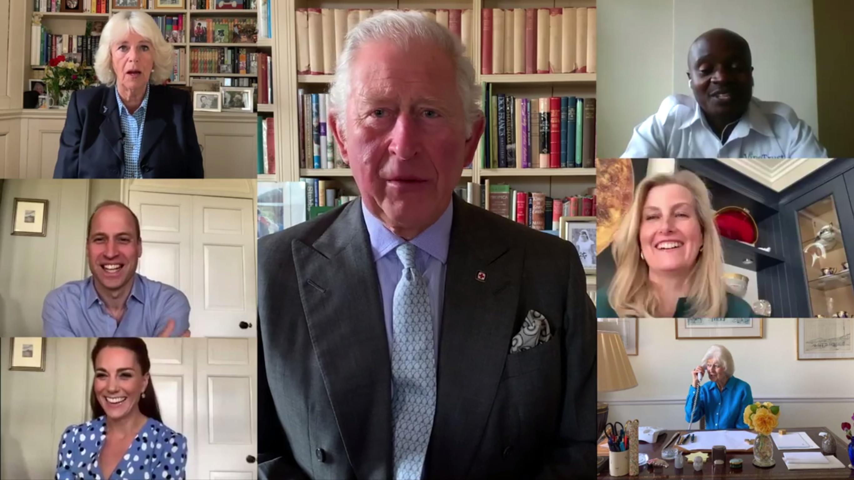 Verstaubte Briten-Royals? Prinz Charles, Prinz William & Co. überraschen mit lustigem Video-Call Britische Royals im Video-Call