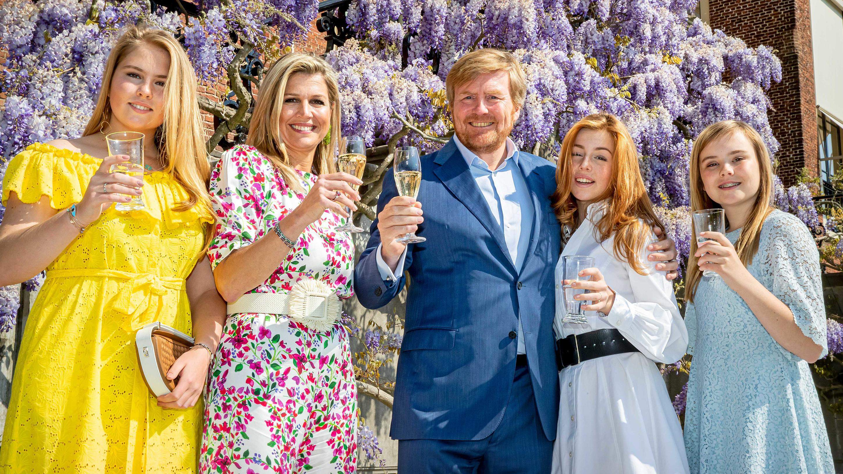 Niederländische Royals: Auf neuem Foto ziehen die Töchter alle Blicke auf sich Vor kurzem feierte die niederländische Königsfamilie gemeinsam den Königstag. Jetzt gibt es ein neues Foto des Eltern-Töchter-Gespanns.
