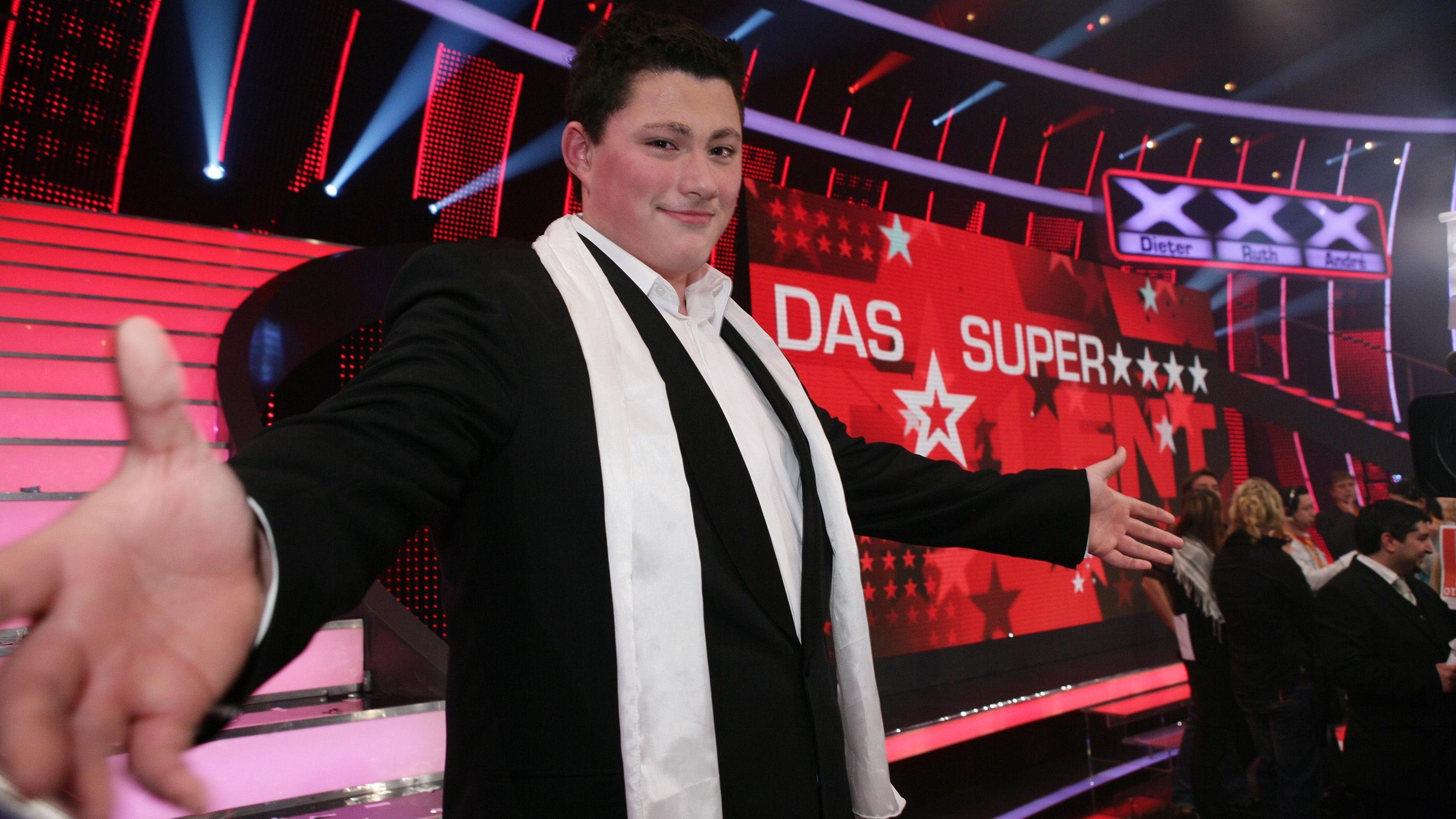 Ricardo Marinello haut Pietro Lombardi mit seinem Gesang um Ricardo Marinello holt sich den Titel "Das Supertalent" und gewinnt die 100.000 Euro Siegprämie.