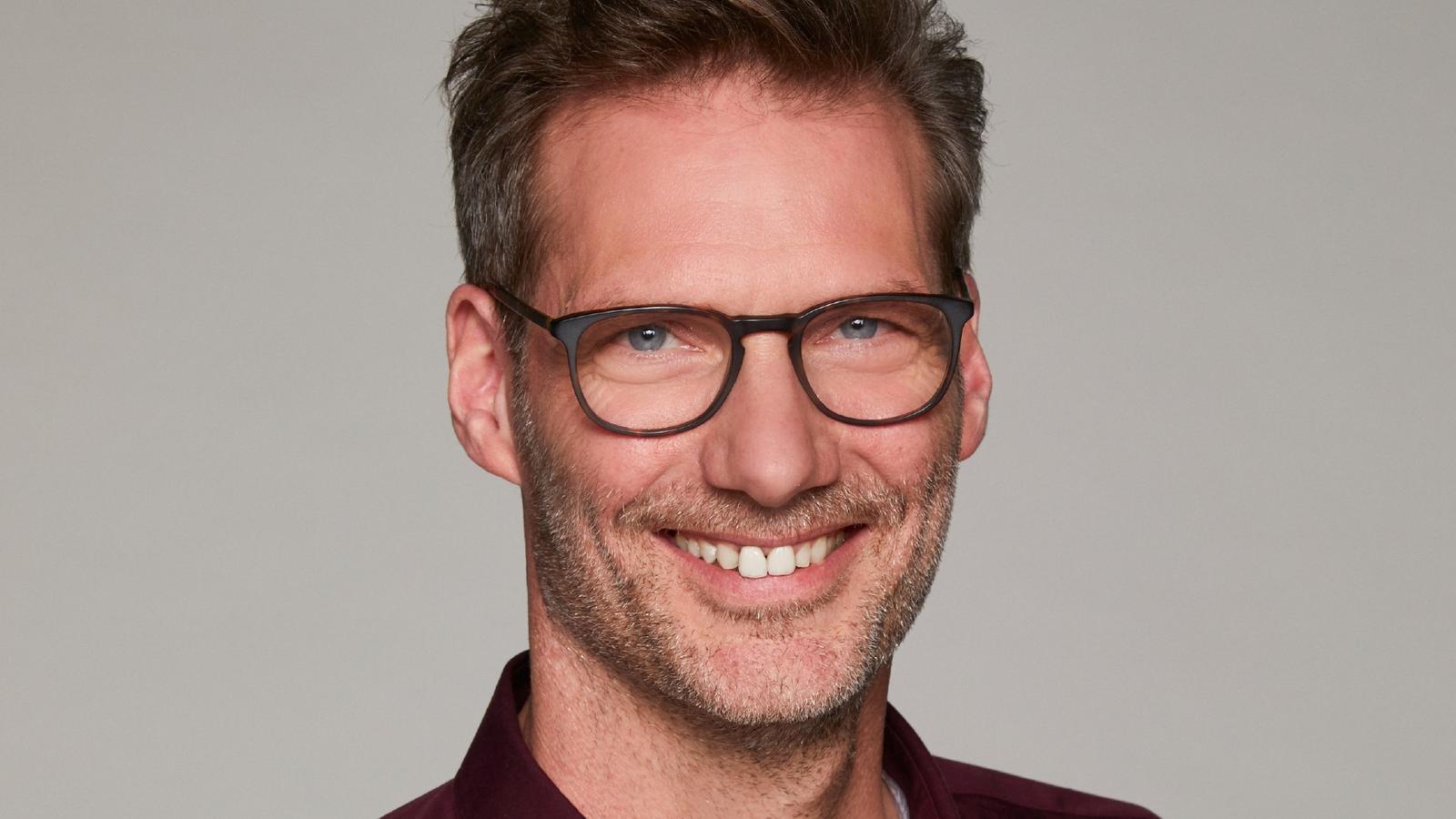 Clemens Löhr: Darum trägt Alex in der Serie mittlerweile eine Brille Clemens Löhr