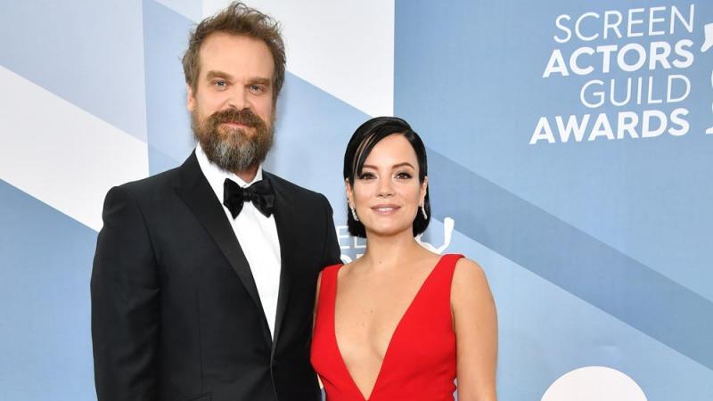 Lily Allen über ihr erstes Date mit David Harbour Lily Allen über ihr erstes Date mit David Harbour
