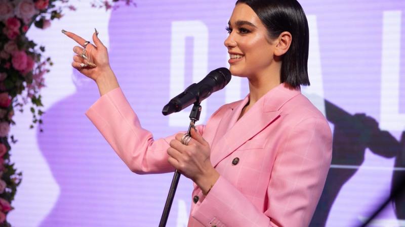 Dua Lipa zeichnet jetzt Dua Lipa zeichnet jetzt