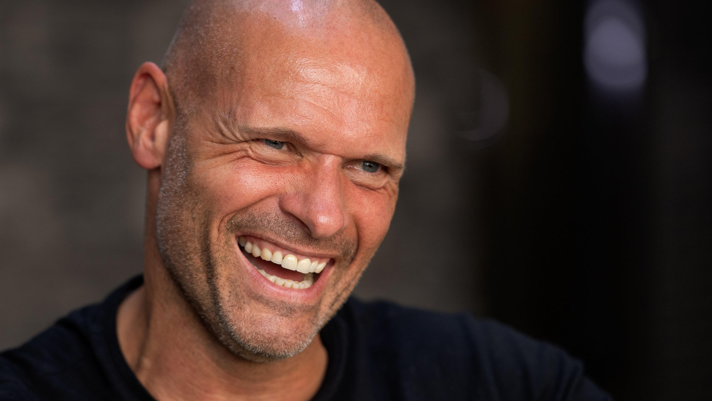 Thorsten Legat zeigt nach 14 Wochen Training seinen fetten Sixpack Thorsten Legat hat sich in den letzten 14 Wochen Muskeln antrainiert.