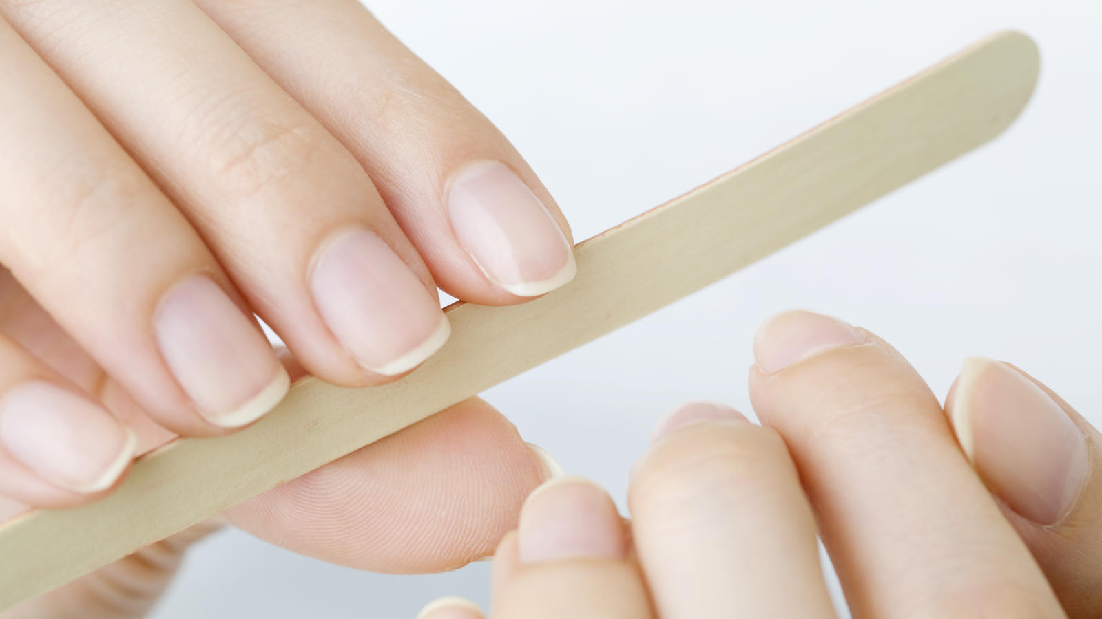 Nail Care: Mit diesen 5 Basics sehen die Nägel professionell aus Fingernägel, die gefeilt werden.