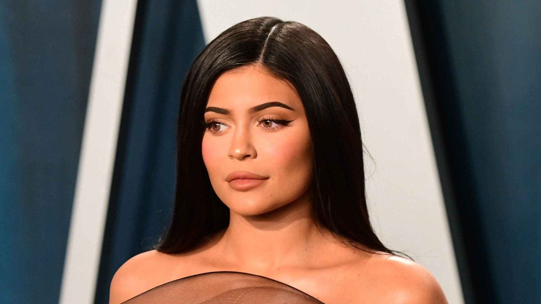 Kylie Jenner posiert vor einer 3 -Millionen-Euro-Karre Kylie Jenner lebt im puren Luxus.