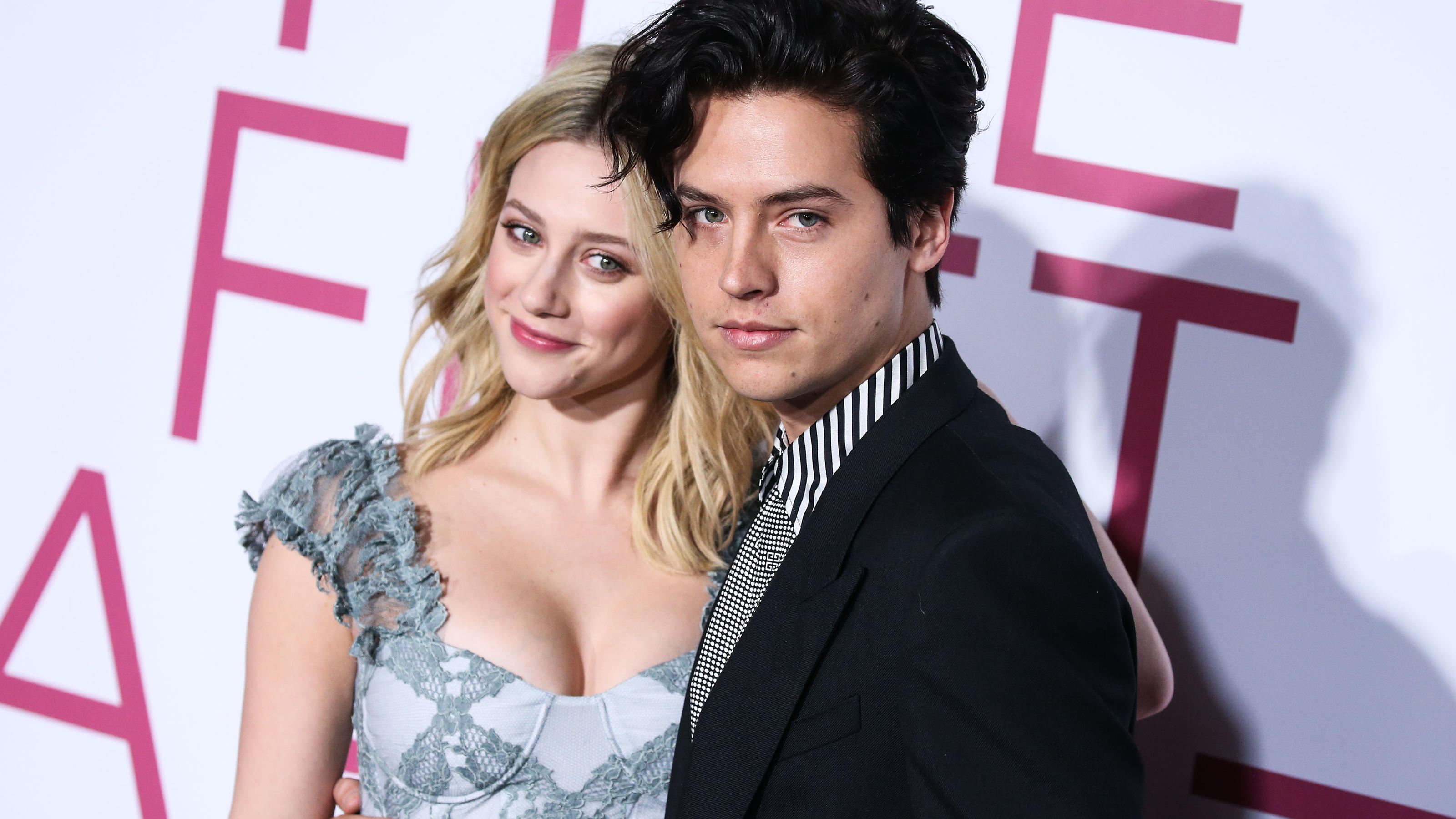 Lili Reinhart outet sich nach Trennung von Cole Sprouse: „Ich bin eine stolze bisexuelle Frau“ Cole Sprouse und Lili Reinhart