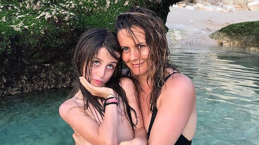 Ok oder No-Go? Alicia Silverstone badet gerne mit ihrem 9-jährigen Sohn Hier badet Alicia Silverstone mit ihrem Sohn Bear Blu Jarecki am Belong Beach in Indonesien.