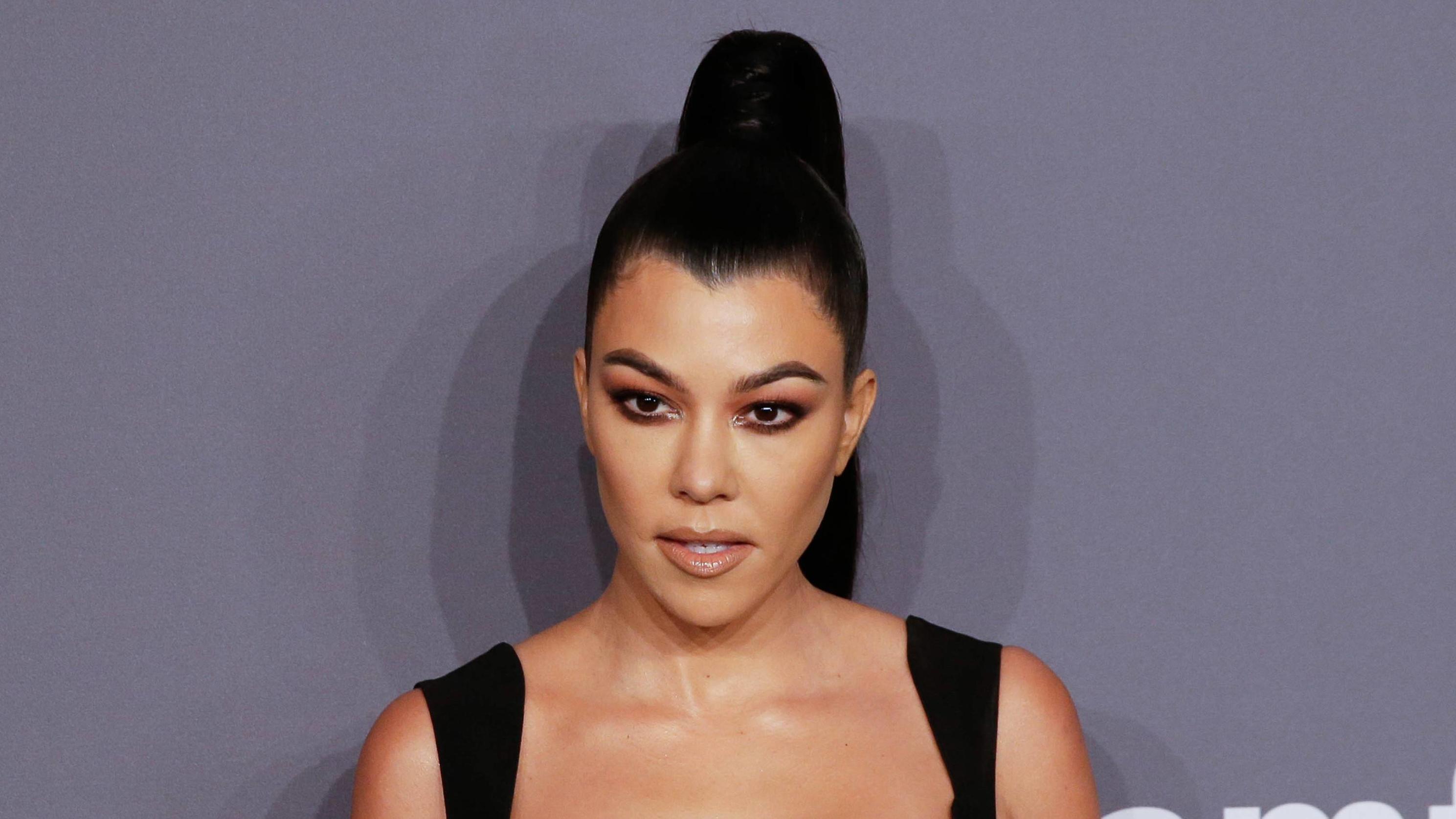 Kourtney Kardashian zeigt ihren Body: So sexy sehen ihre Hammer-Kurven jetzt aus Kourtney Kardashian zeigt ihren Fans ihren Traumbody!