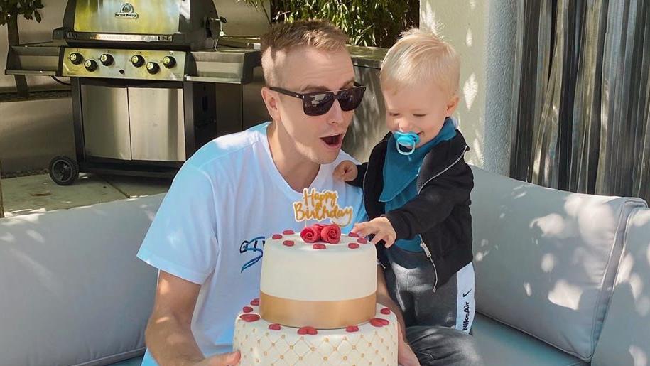 Rollentausch: YouTuber Julian Claßen schlüpft in die Rolle seines Sohnes Lio Julian "Julienco" Claßen mit Söhnchen Lio.