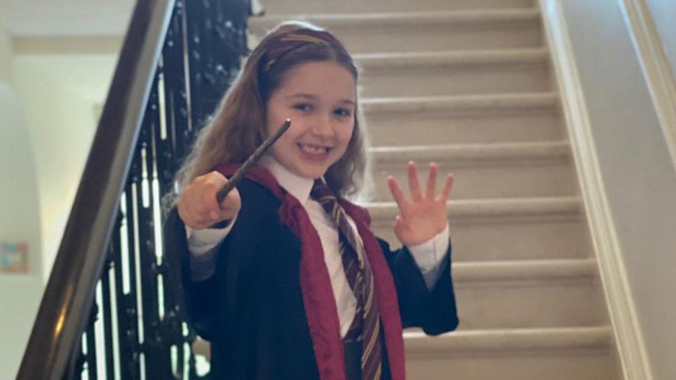 Beckham Tochter Harper (8) mag die Schule gar nicht Harper Beckham macht sich zumindest als Hermine Granger aus Harry Potter super.