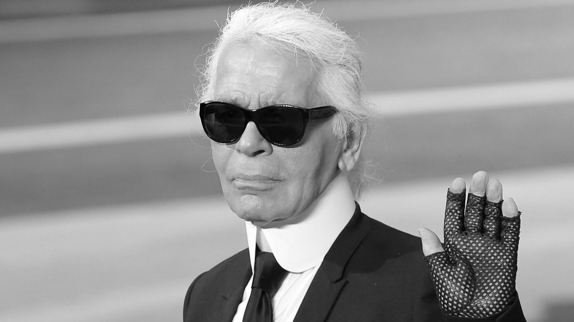 Karl Lagerfeld: Was passiert mit seinem Erbe? ARCHIV - 05.03.2013, Frankreich, Paris: Karl Lagerfeld, deutscher Modeschöpfer, hebt die Hand, als er den Applaus nach der Vorstellung seiner Herbst/Winter 2013-2014 Kollektion für Chanel entgegennimmt. Für den kürzlich gestorbenen Stardesigner Karl