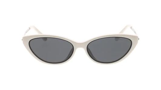 Vintage-Trend stylen: Curvy-Model Precious Lee zeigt, wie es geht! Sonnenbrille von Michael Kors.