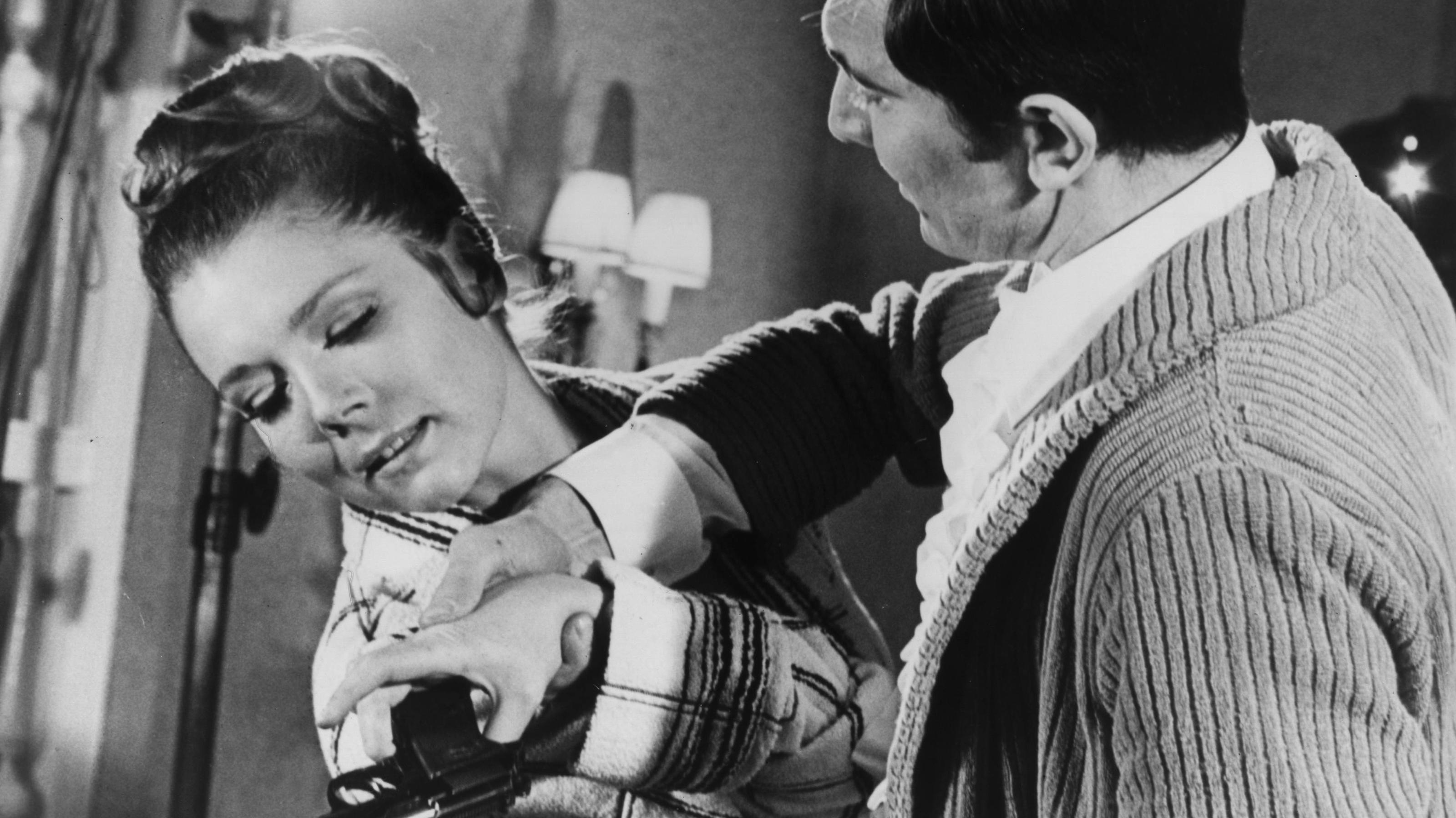 Ganz schön übergriffig: James Bond – ein Fall für #metoo? George Lazenby ist reichlich ruppig zu Diana Rigg in "Im Geheimdienst Ihrer Majestät"