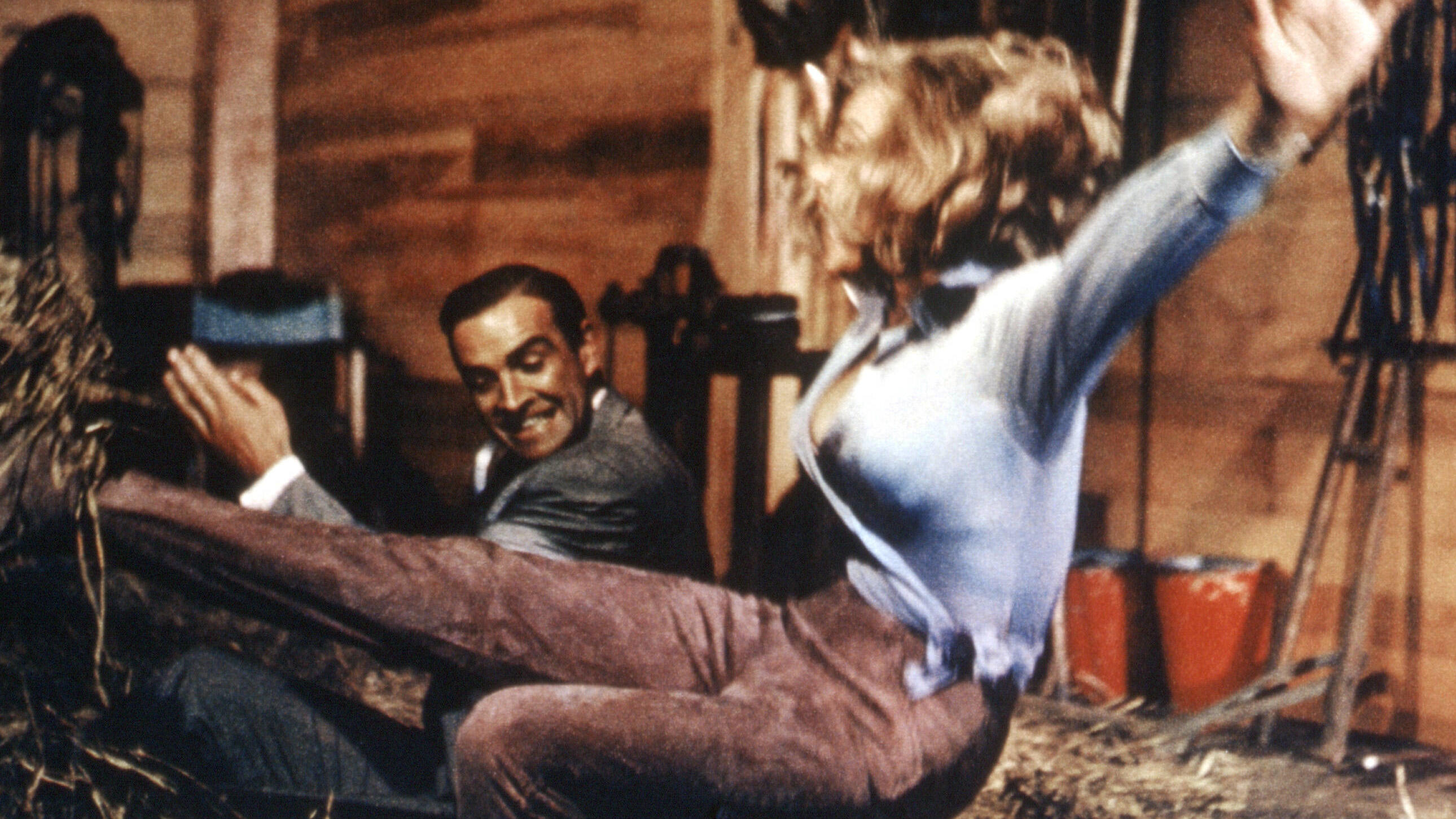 Ganz schön übergriffig: James Bond – ein Fall für #metoo? Nicht zimperlich mit Pussy Galore (Honor Blackman): James Bond (Sean Connery) in "Goldfinger"