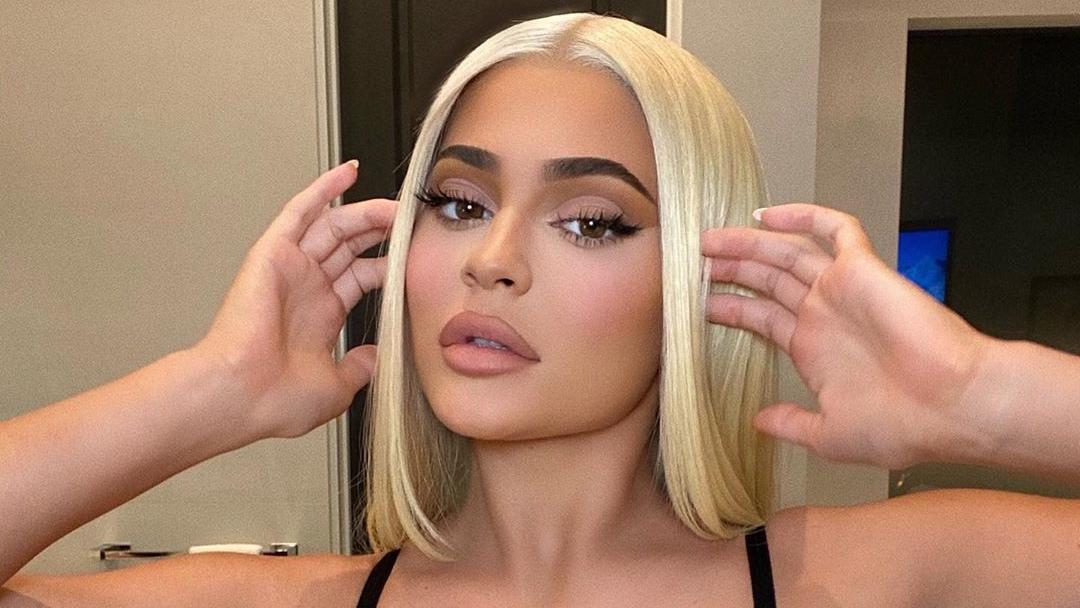 Hat Kylie Jenner jetzt etwa pinke Haare? Kylie Jenner ist erst seit wenigen Tagen platinblond