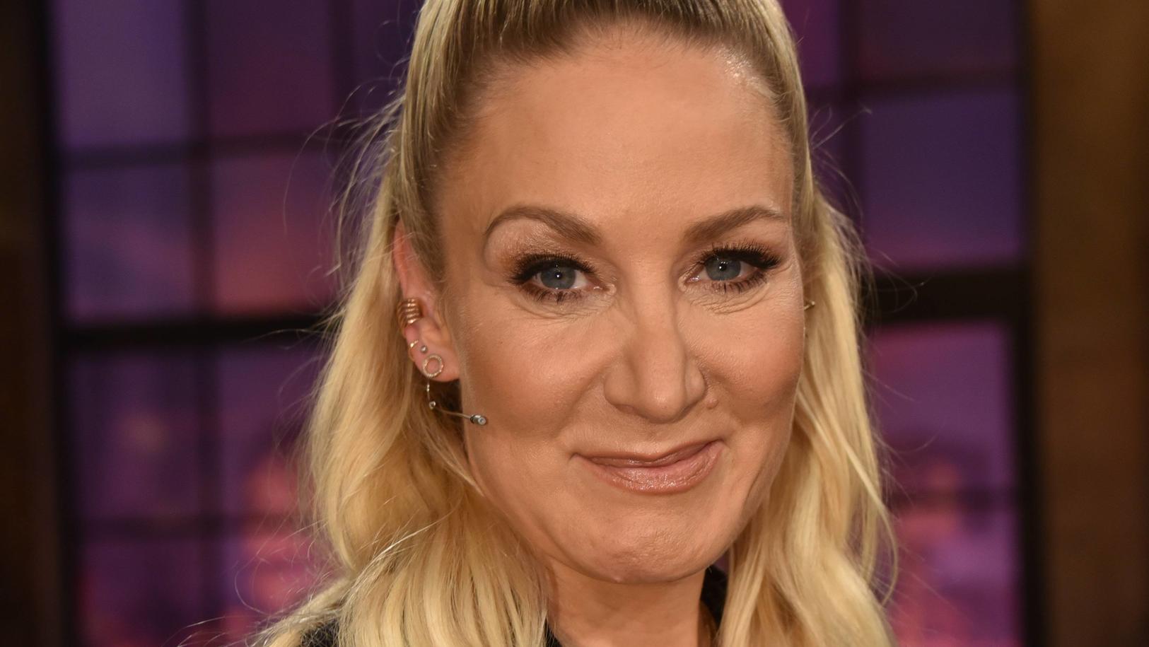 Janine Kunze emotional: Auch Sohn Luiz ist fertig mit der Grundschule Die Schauspielerin Janine Kunze