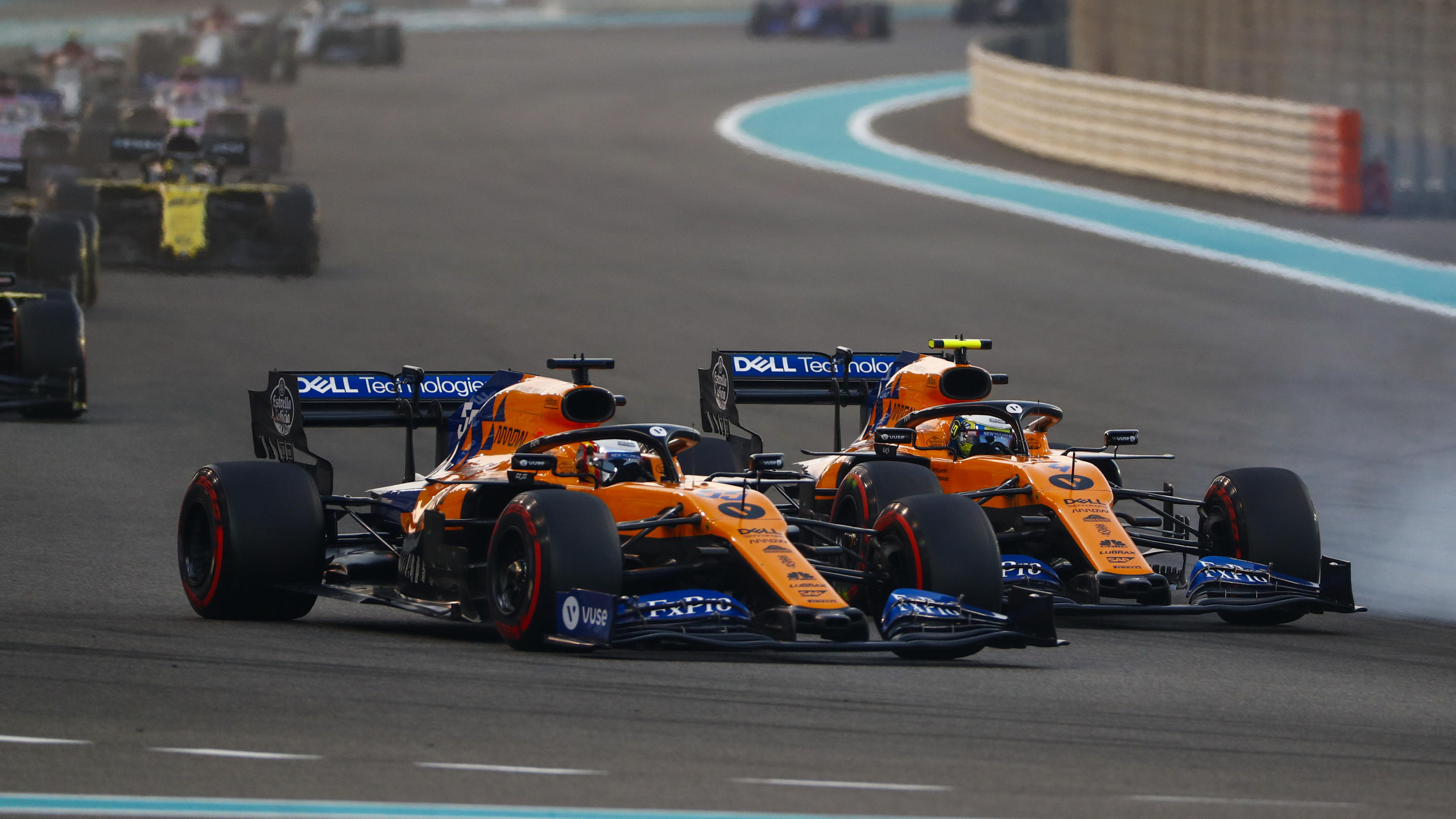 Bahrains Nationalbank unterstützt McLaren-Gruppe 2019 Abu Dhabi GP YAS MARINA CIRCUIT, UNITED ARAB EMIRATES - DECEMBER 01: Carlos Sainz Jr., McLaren MCL34, battles with Lando Norris, McLaren MCL34 during the Abu Dhabi GP at Yas Marina Circuit on December 01, 2019 in Yas Marina Circuit, United Arab