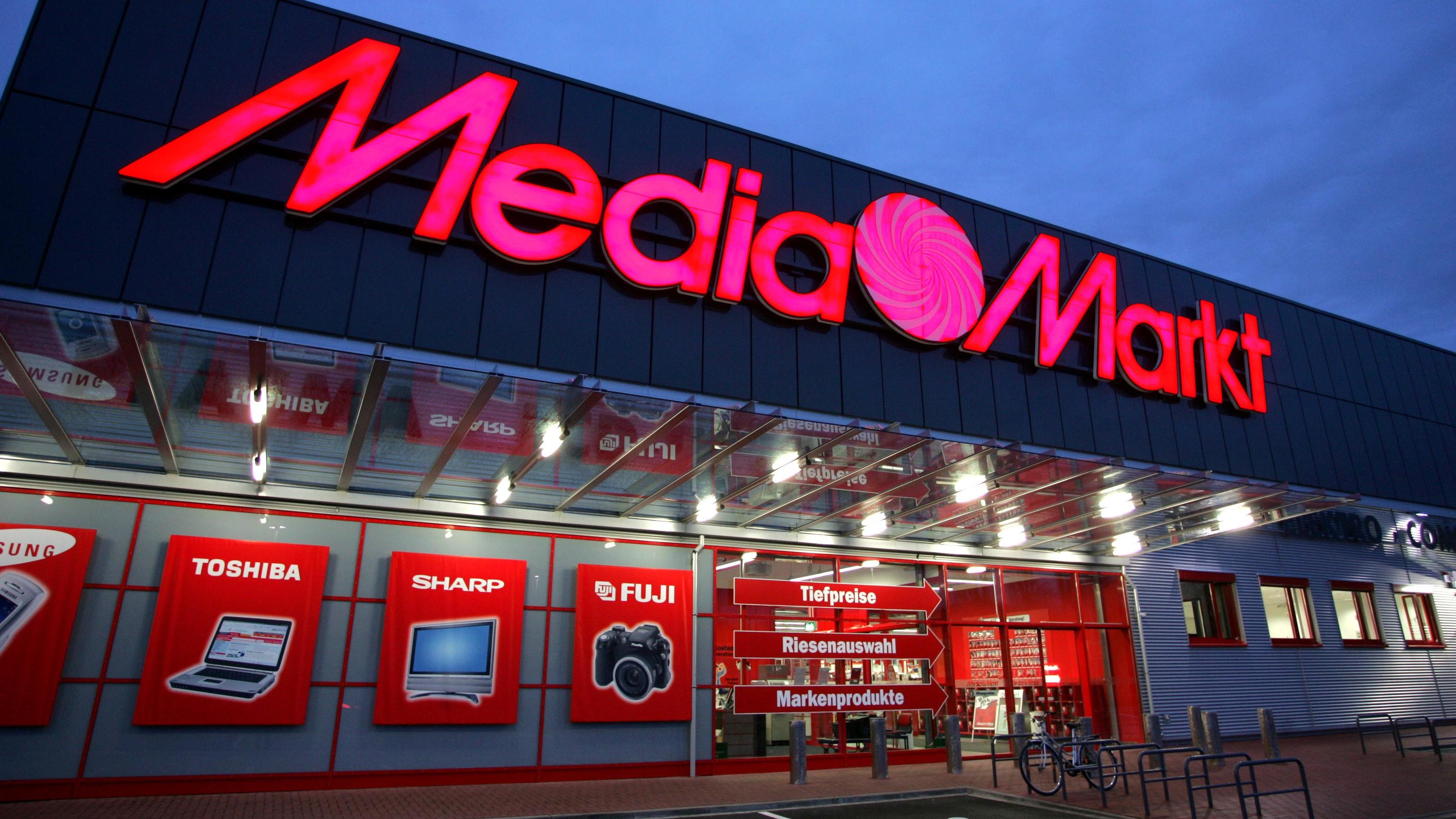 Mehrwertsteuersenkung: Media Markt und Saturn ziehen Stichtag vor Noch kein Betrieb herrscht am Mittwoch (12.01.2005) vor einem Media Markt in Düsseldorf. Deutschlands führender Handelskonzern Metro, zu dem Media Markt gehört, hat 2004 seinen Umsatz um 5,5 Prozent gesteigert. Der Umsatz sei bei aktuellen Kursen um