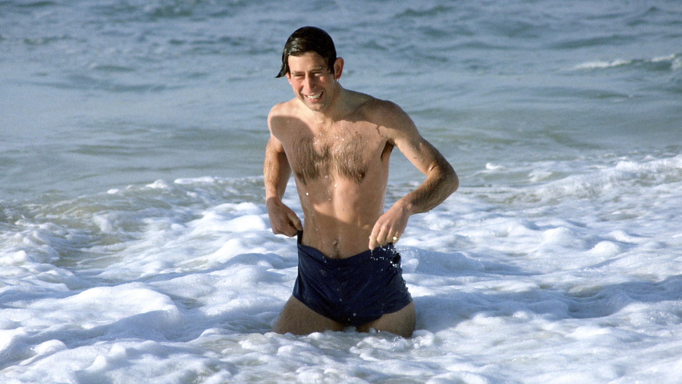 Prinz Charles: Was für ein heißer Beachboy war er mit 32 Jahren Prinz Charles 1981 am Bondi Beach in Australien.