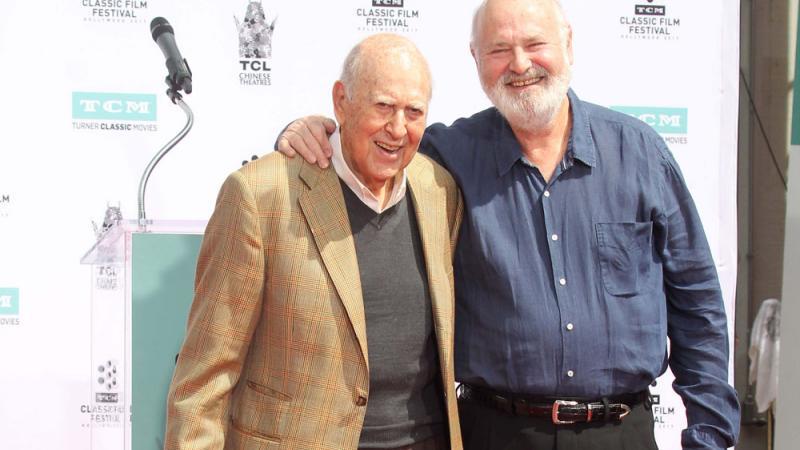 Dick Van Dyke Show-Autor Carl Reiner starb im Alter von 98 Jahren Dick Van Dyke Show-Autor Carl Reiner starb im Alter von 98 Jahren