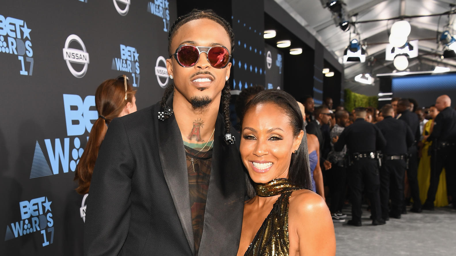 Ging Jada Pinkett Smith mit Wills Einverständnis fremd? Ehepaar reagiert deutlich Sie kennen sich: Rapper August Alsina und Jada Pinkett Smith bei den BET Awards 2017 BET.