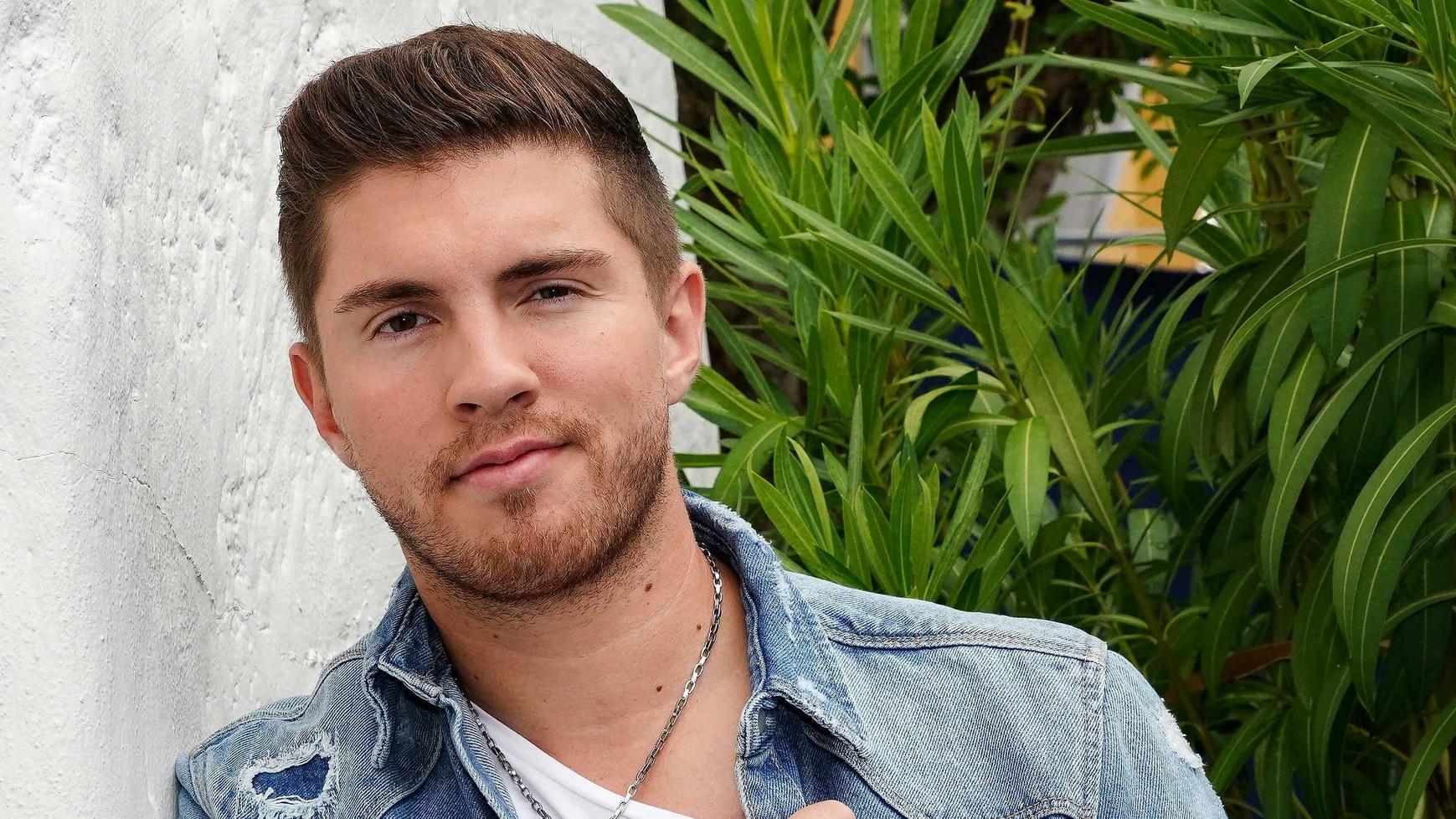 Joey Heindle wird jetzt Rettungsschwimmer! Joey Heindle will Rettungsschwimmer werden.