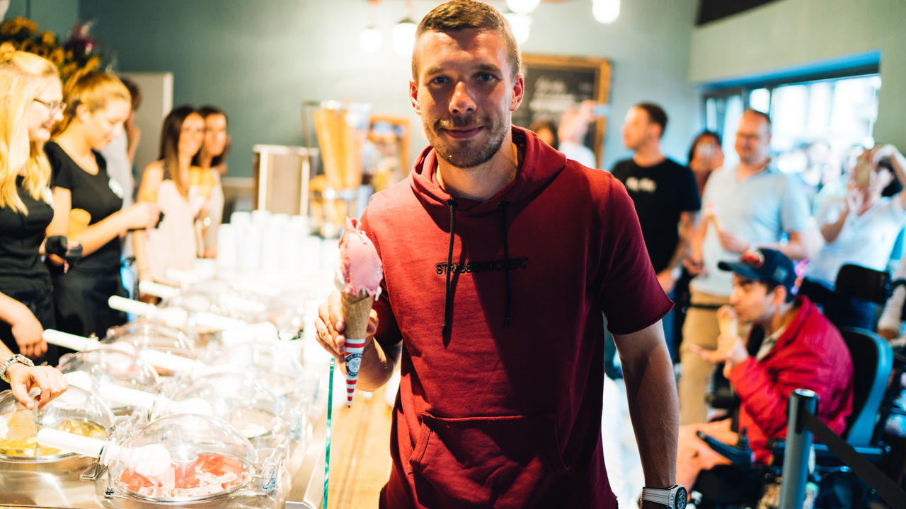 Lukas Podolski: Heftiger Angriff auf seine Eisdiele in Köln Lukas Podolski, hier 2017 bei der Eröffnung einer seiner Eisdiele in Köln. Ein Geschäft des Kickers am Kölner Heumarkt wurde von zwei Männern angegriffen.