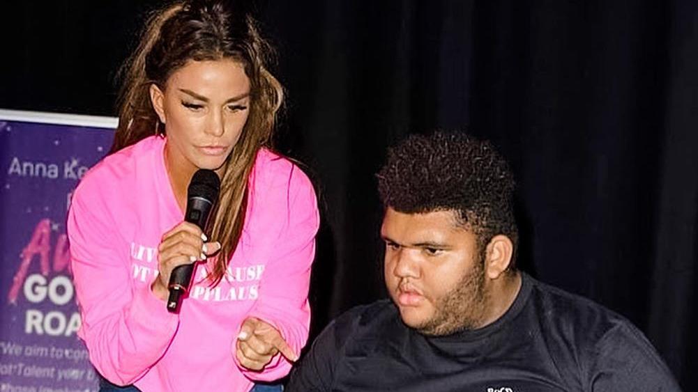 Katie Price schockt mit Aussage über ihren Sohn: „Ich hoffe, Harvey stirbt vor mir“ Eigentlich liebt Katie Price ihren Sohn Harvey über alles.