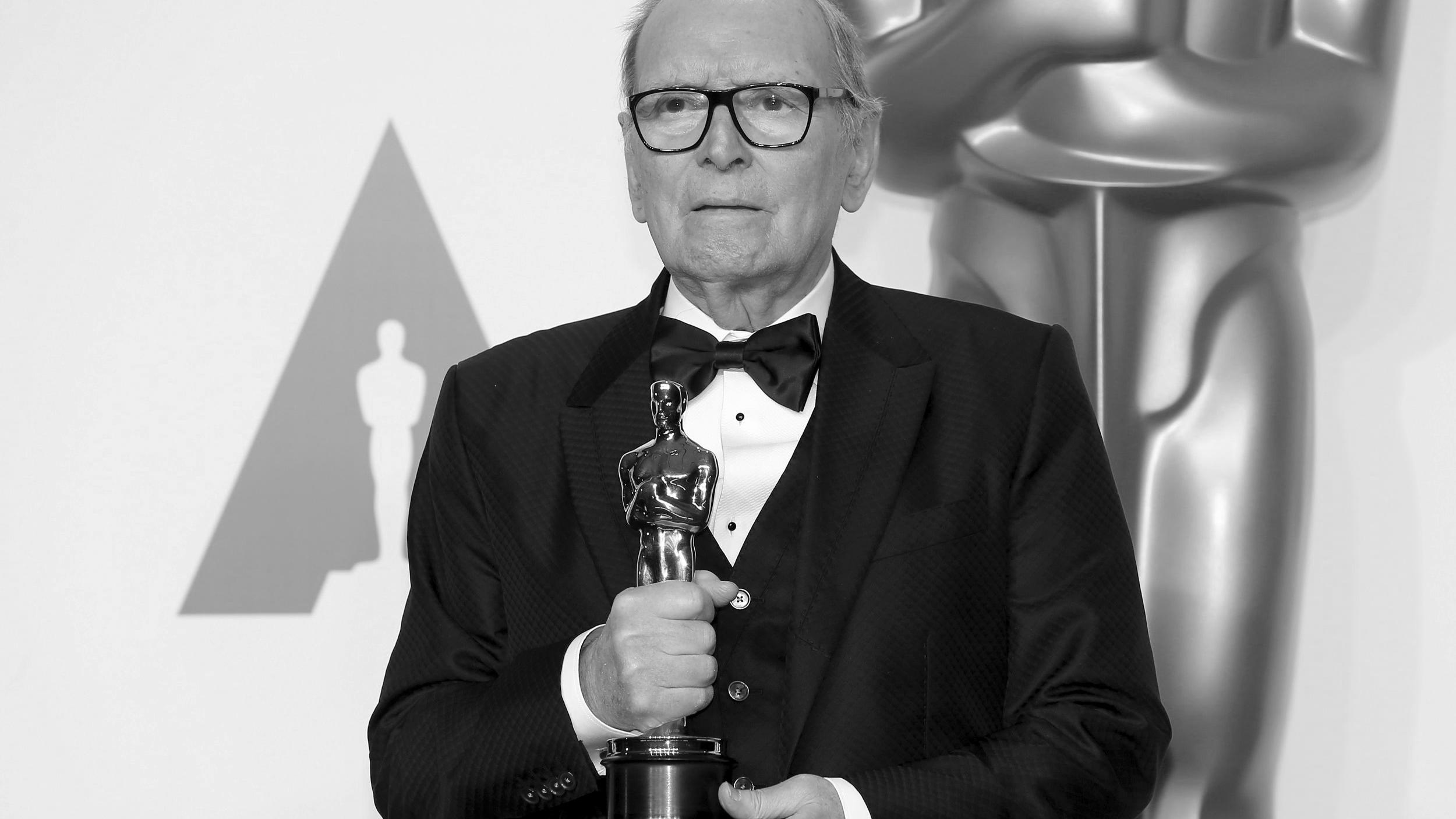 Ennio Morricone: Hollywood-Komponist gestorben FILE PHOTO: Italian composer Ennio Morricone poses with his Oscar for Best Original Score for "The Hateful Eight," during the 88th Academy Awards in Hollywood, California February 28, 2016. REUTERS/Mike Blake/File Photo