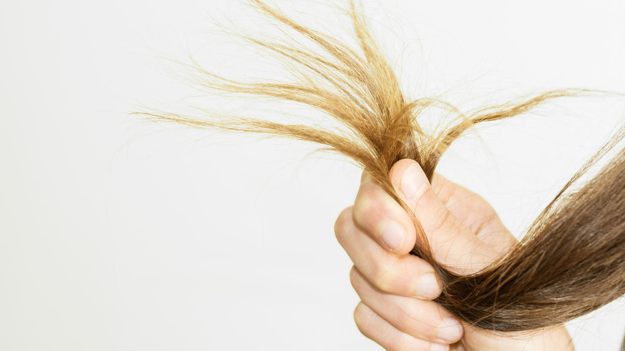 So brechen die Haare endlich nicht mehr ab! Frau mit Haarbruch