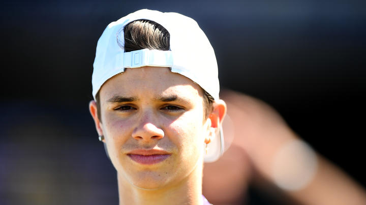 Romeo Beckham: Schon wieder ein neuer Look! Diesmal hat er einen modernen Long Bob Romeo Beckham probiert gerne Neues