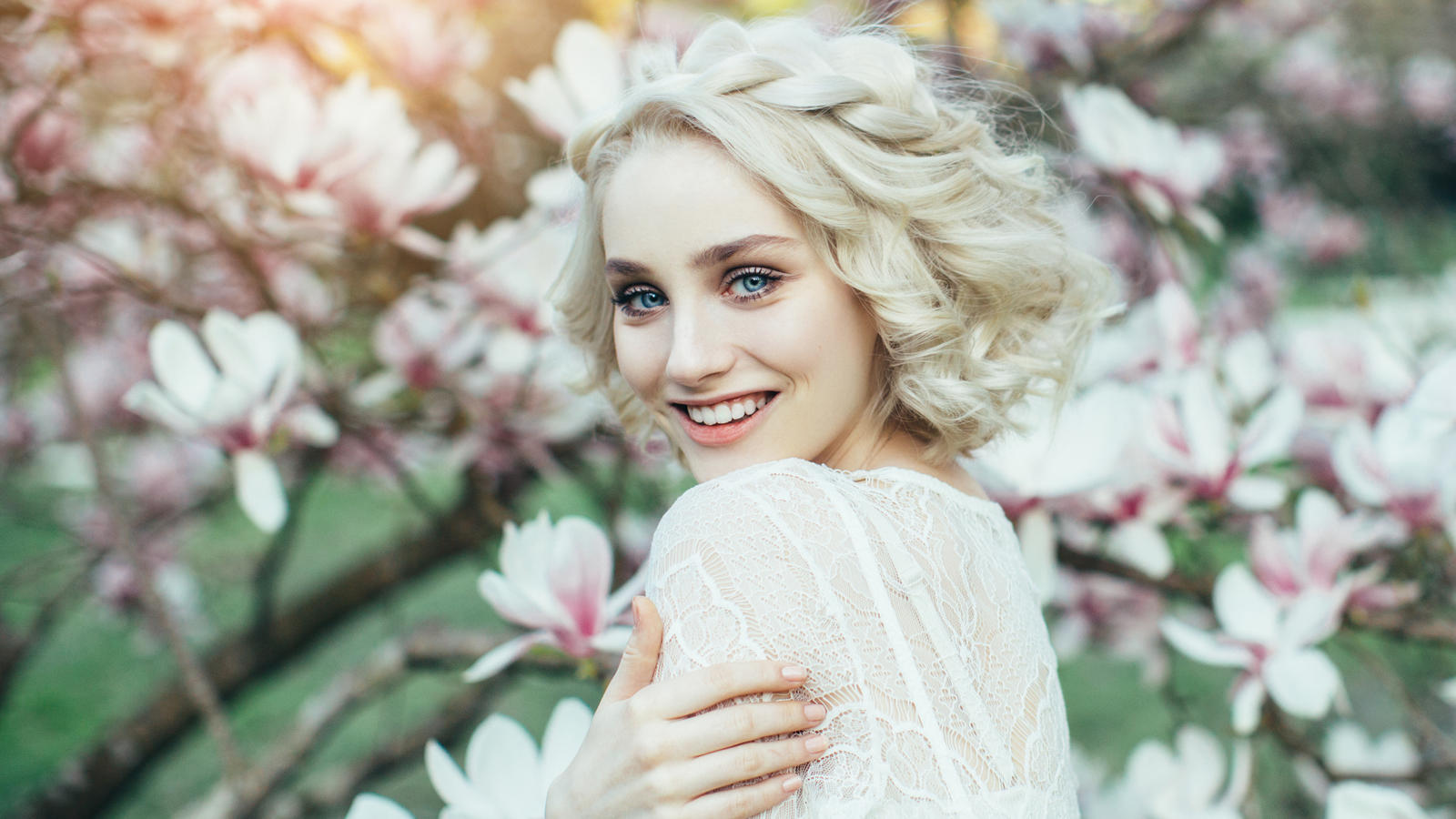 Schöne Kleidung bei Hitze: Diese Stil-Tricks sind im Sommer Pflicht Beautiful girl on the background of spring bush