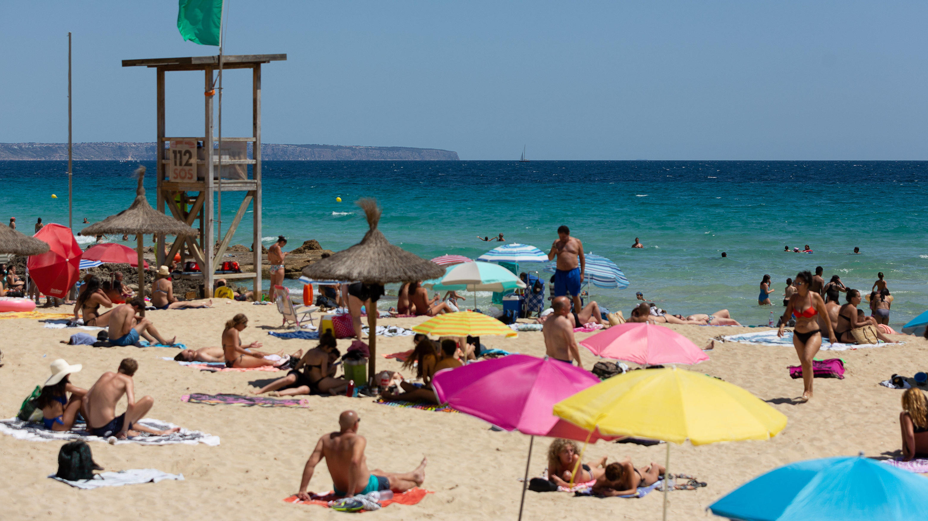 Vor diesen Urlaubszielen warnt das Auswärtige Amt Mallorca GER, Themenfoto, Urlaub auf Mallorca, Tourismus in Zeiten der Corona-Pandemie, Sommerurlaub, 21.06.2020 GER, Themenfoto, Urlaub auf Mallorca, Tourismus in Zeiten der Corona-Pandemie, Sommerurlaub, Touristen unter der Sonne, Strand, Platja Ca