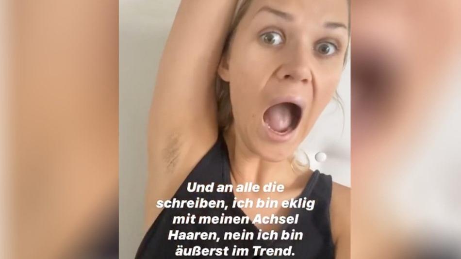 Sara Kulka steht zu ihren Achselhaaren und macht Hatern eine Ansage Sara Kulka zeigt stolz ihre Achselhaare