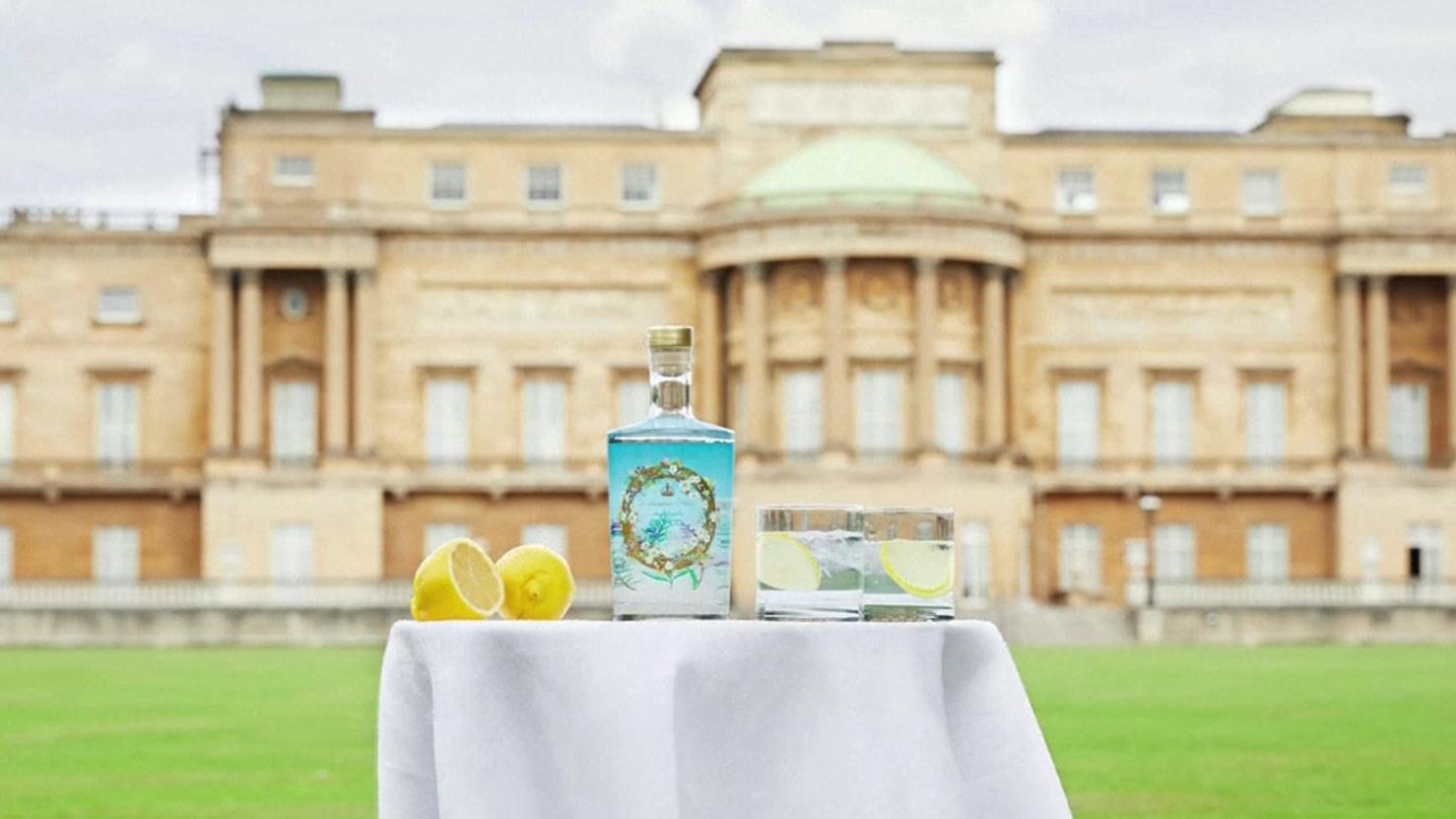 Royales Gebräu: Die Queen hat jetzt ihre eigene Biermarke Die Queen gilt als Gin-Liebhaberin. Das ist ihr eigener Gin - mit Kräutern aus den eigenen Gärten.