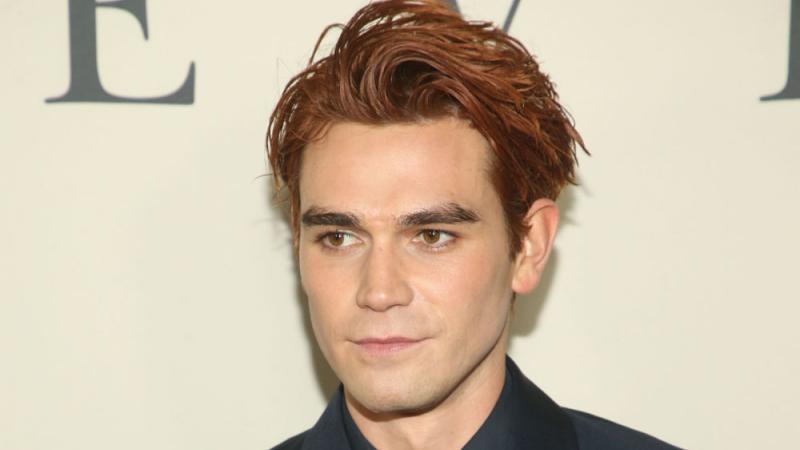 KJ Apa und Sofia Carson in Songbird KJ Apa und Sofia Carson in Songbird