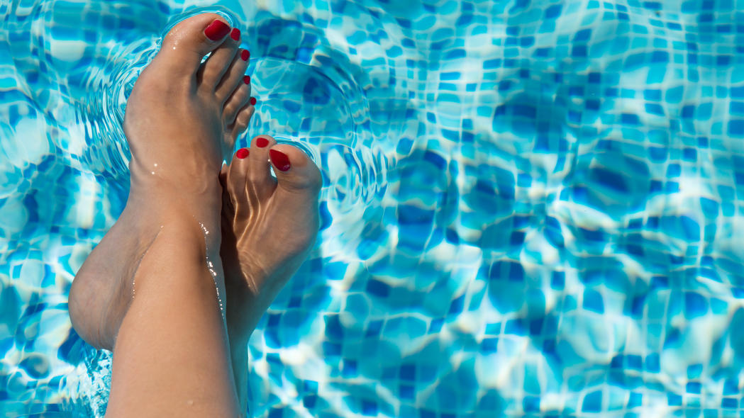 Diese Trend-Nagellacke sind Must-haves im Sommer Frau mit Nagellack am Fuß