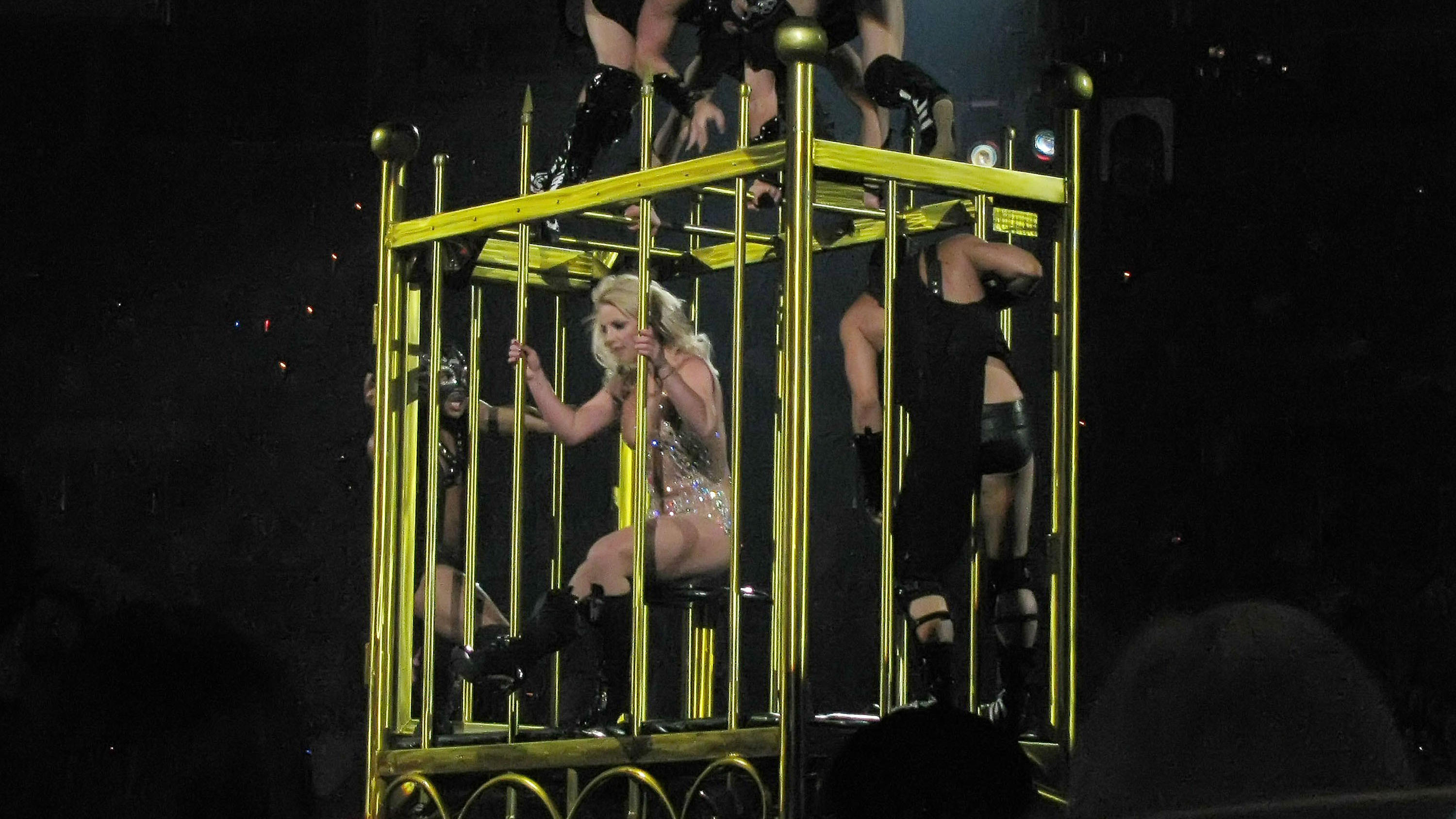 Britney Spears machtlos: Will ihr Vater mit der Vormundschaft nur abkassieren? Britney Spears auf ihrer Circus-Tour 2009: Sie zeigt sich in einem Käfig.